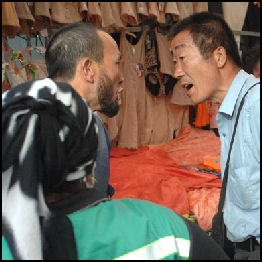 20080307-Uyghur arguing iwth Han Chinese.jpg